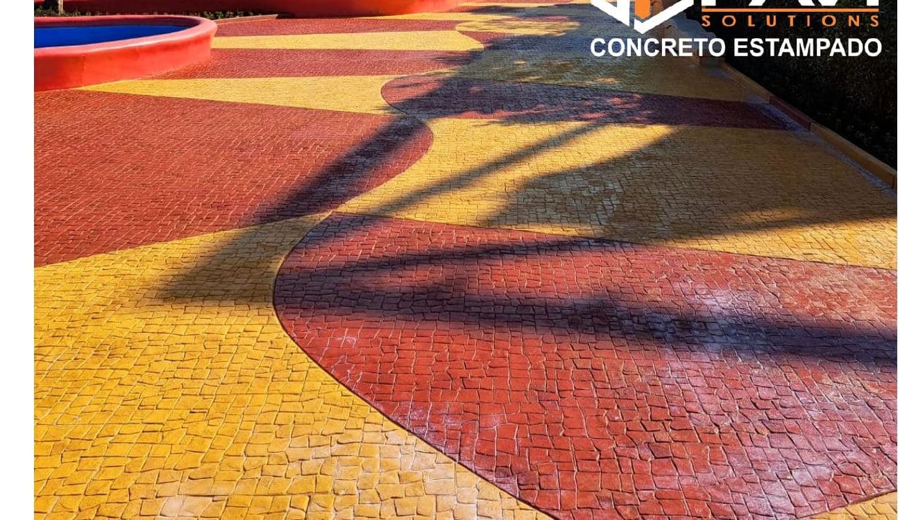 Piso colorido em concreto estampado em área externa