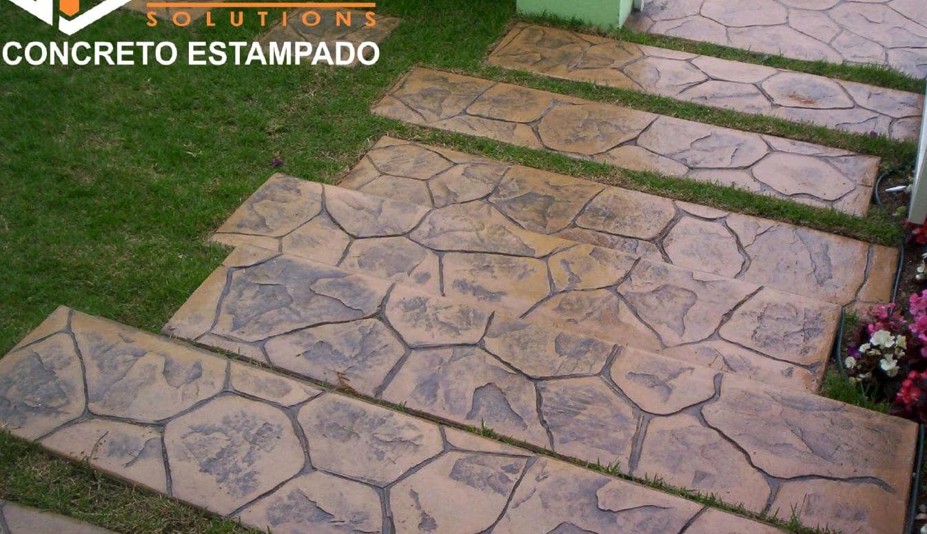 Piso estampado com padrão de pedras em área externa