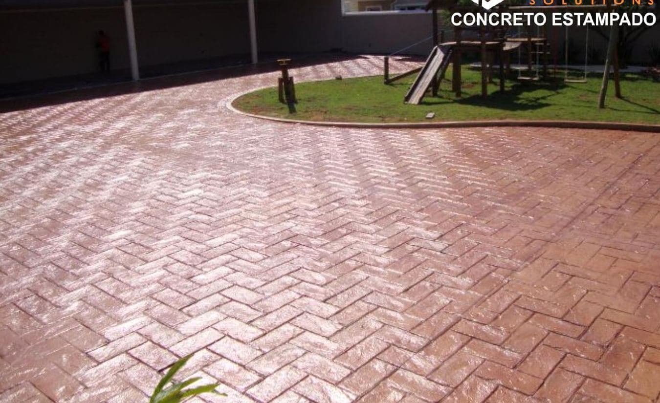 Piso estampado em padrão de tijolos