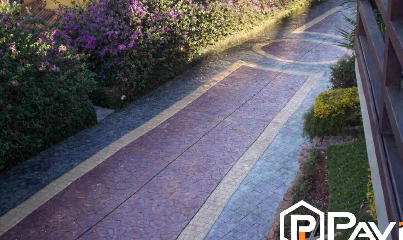 Detalhe de piso estampado em área ajardinada